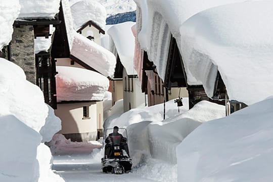 Starker Schneefall im Tessin, Schweiz