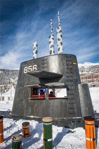 Im Inneren des U-Boots findet sich eine Bar, Besucher sitzen auf gepolsterten Torpedo-Attrappen.
