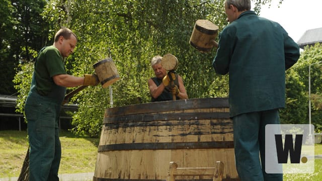 Ein Böttcher stellt Fässer für Whisky, Wein und Gurken her.