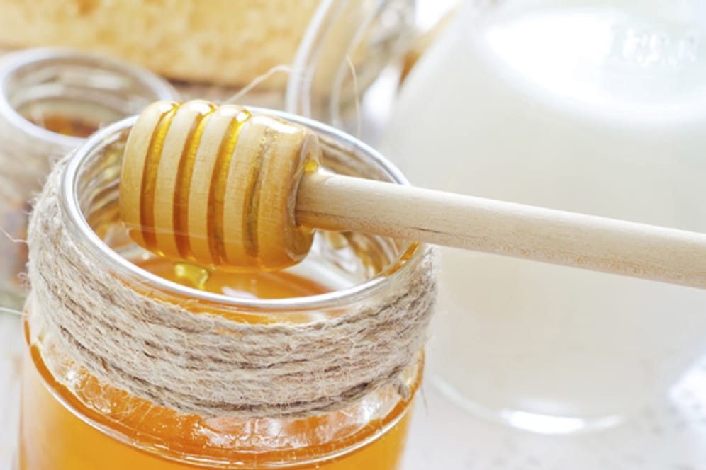 Wenn die Milch erst mal erwärmt ist, lässt sich der Honig leicht hineinrühren.
