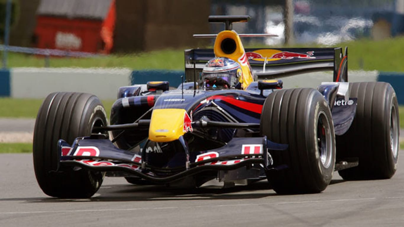 Adrian Newey gelingt bei Red Bull nicht von Beginn alles. Der RB3 macht erhebliche Probleme.