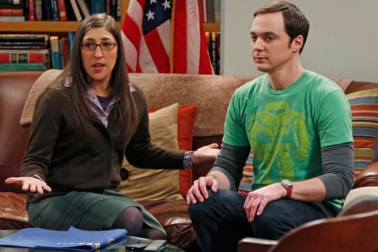 Sensation bei "The Big Bang Theorie": Amy (Mayim Bialik) und Sheldon (Jim Parsons) geben sich zum ersten Mal einen Kuss.