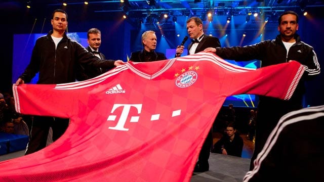 Andreas Jung, Moderator Johannes B. Kerner und Thorsten Langheim (von rechts nach links) präsentieren das Aktionstrikot. Andreas Jung, Moderator Johannes B. Kerner und Thorsten Langheim (von rechts nach links) präsentieren das Aktionstrikot.