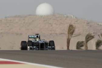 Nico Rosberg rast über den Bahrain International Circuit.
