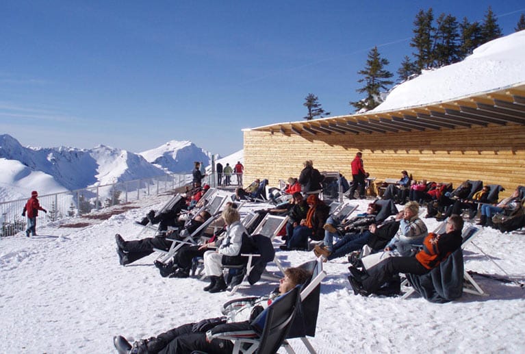 Bei der Aussichtsplattform Walmendingerhorn können Gäste eine kurze Skipause einlegen und die Sonne genießen.