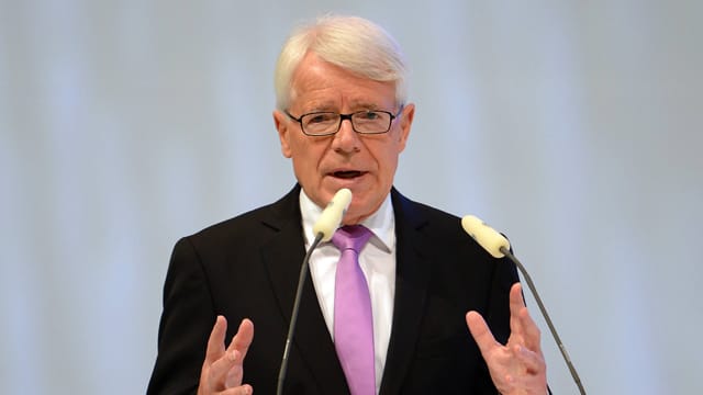 DFL-Präsident Reinhard Rauball spricht sich indirekt für eine Katar-WM im Sommer aus. DFL-Präsident Reinhard Rauball spricht sich indirekt für eine Katar-WM im Sommer aus.