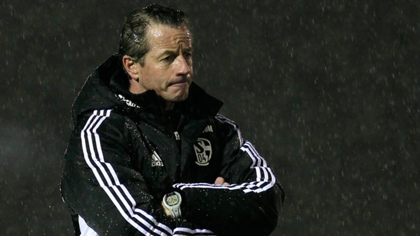 Jens Keller stand vor allem zu Beginn seiner Amtszeit auf Schalke immer wieder alleine im Regen.