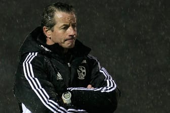 Jens Keller stand vor allem zu Beginn seiner Amtszeit auf Schalke immer wieder alleine im Regen.
