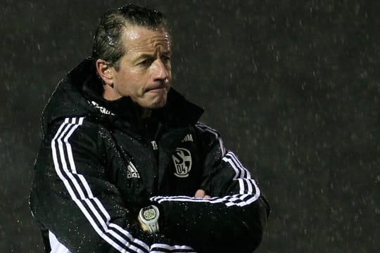 Jens Keller stand vor allem zu Beginn seiner Amtszeit auf Schalke immer wieder alleine im Regen.