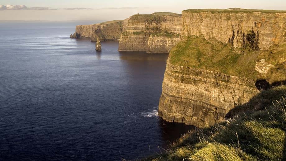 Die Westküste Irlands gilt als raue Schönheit, geprägt von schroffen Felsen, unendlich grünen Weiten und tosenden Winden.