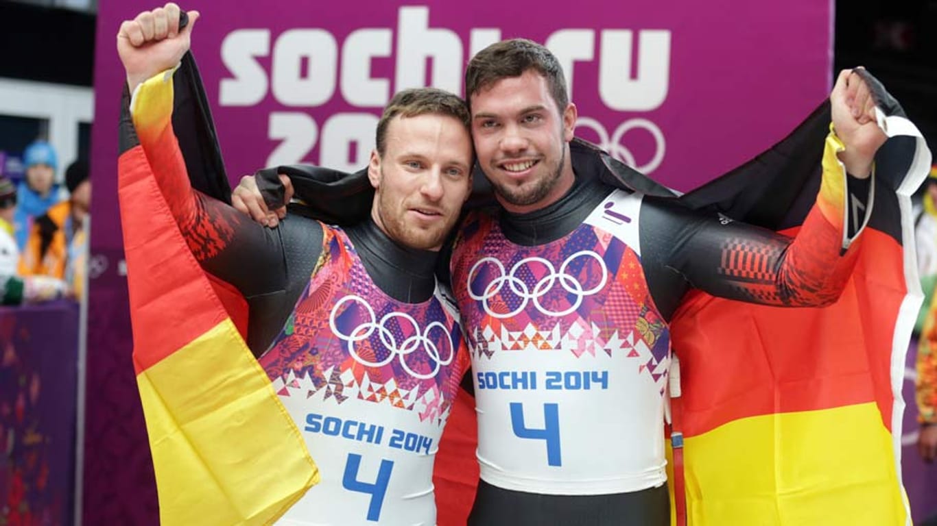 Deutscher Doppelsitzer: Tobias Wendl (re.) und Tobias Arlt feiern den Gewinn der Goldmedaille.