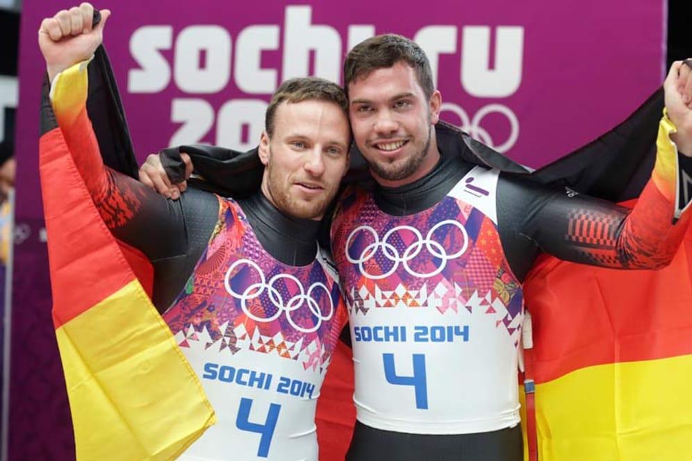Deutscher Doppelsitzer: Tobias Wendl (re.) und Tobias Arlt feiern den Gewinn der Goldmedaille.