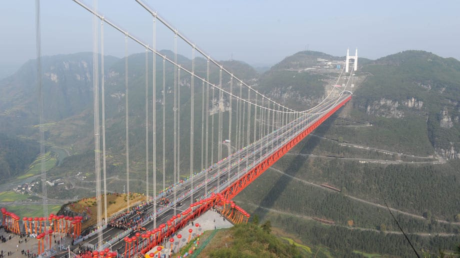 Die Siduhe River Bridge in China befindet sich in 472 Metern Höhe. Dabei überspannt sie ein Tal, das mehr als einen Kilometer breit ist. Das faszinierende Bauwerk ist seit 2009 befahrbar und hält seitdem den Weltrekord: Sie ist die höchste Brücke der Welt.