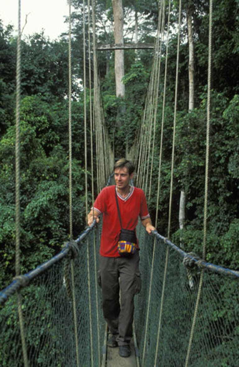 Im Kakum Nationalpark in Gahana führt eine 40 Meter hohe und 350 Meter lange Brücke über Baumwipfel. Der Überweg wird jedoch nur durch einfache Seile zusammengehalten. Und wer das Dschungelcamp von RTL gesehen hat, weiß, wie schwierig es sein kann, ohne Komplikationen auf die andere Seite zu gelangen. Denn einmal in Schwung entwickelt die Brücke ein gewisses Eigenleben...
