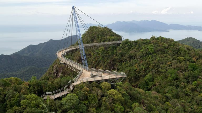 Eine der spektakulärsten Fußgängerbrücken der Welt ist die Langkawi Sky-Bridge in Malaysia. Sie gehört mit ihren 125 Metern zu den längsten geschwungenen Fußgängerbrücken.
