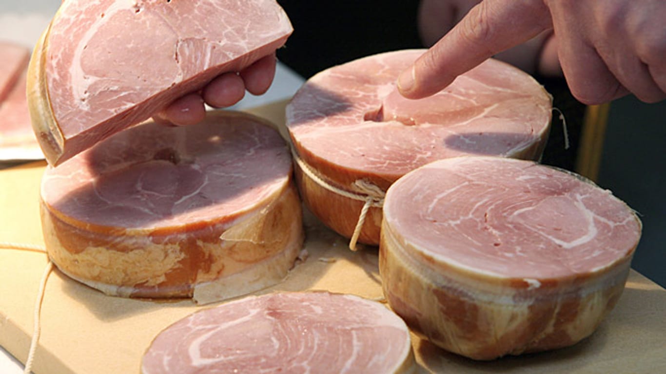 Industriell gefertigter Schinken stammt aus vielen Fleischstücken.