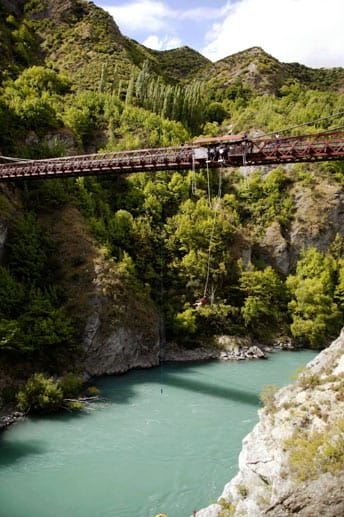 Was? Die 43 Meter hohe Kawaru Brücke in Neuseeland, die über einen Fluss im Abgrund führt, ist nicht schon spannend genug?