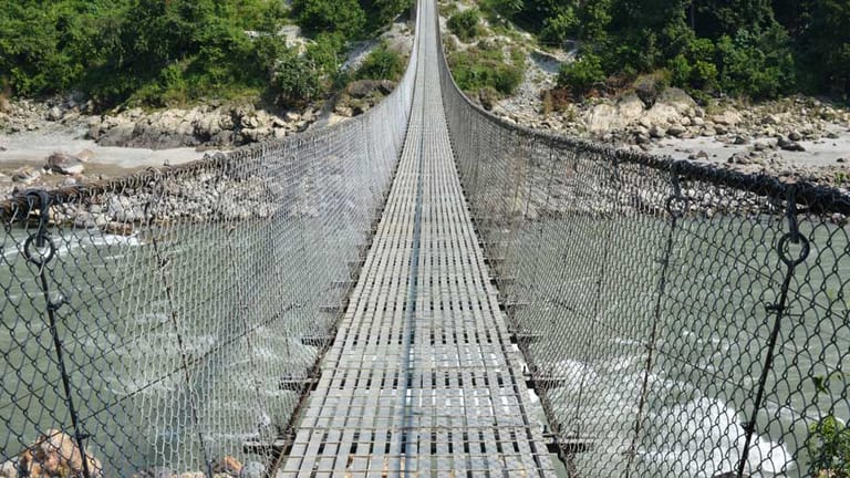Die Hanging Bridge von Ghasa ist in Nepal nichts ungewöhnliches. In den Bergen gibt es viele solcher Seilbrücken. Und was Touristen, die das wacklige Konstrukt nicht gewohnt sind, schockieren wird: Nicht selten überqueren Bauern und Hirten samt Vieh die Brücke.