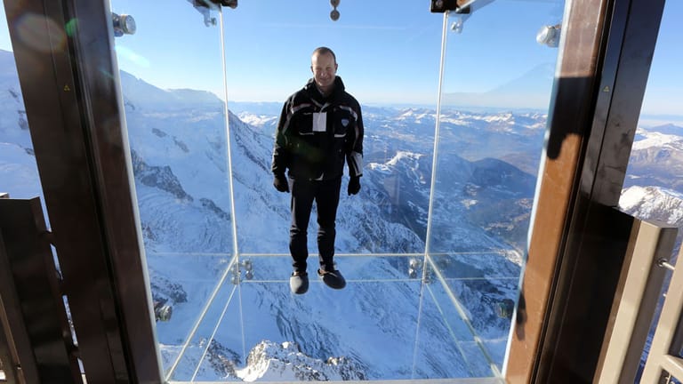 Wer einen Ausflug mit der Seilbahn Téléphérice de l'Aiguille du Midi unternimmt, schnuppert schon auf der Fahrt zum 3842 Meter hohen Gipfel viel Höhenluft. Wem das jedoch noch immer nicht genug ist, kann sich in dem Hochgebirge einen weiteren Adrenalin-Kick holen: Auf dem Gipfel über Chamonix eröffnete vergangenes Jahr eine spektakuläre Aussichtsplattform auf dem Aiguille du Midi, einem felsigen Vorposten des Mont-Blanc-Massivs.