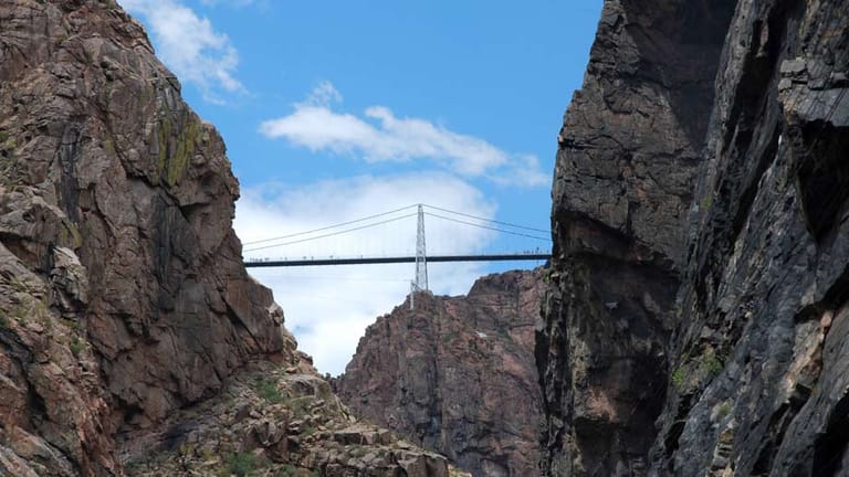 Die Royal Gorge Hängebrücke im US-Bundesstaat Colorado war lange Zeit die höchste Hängebrücke der Welt. Seit 2001 ist sie dies nicht mehr - Jetzt ist sie "nur noch" die höchste Hängebrücke der USA. Doch noch heute ist das 219 Meter hohe Bauwerk eine bei Touristen beliebte Sehenswürdigkeit.