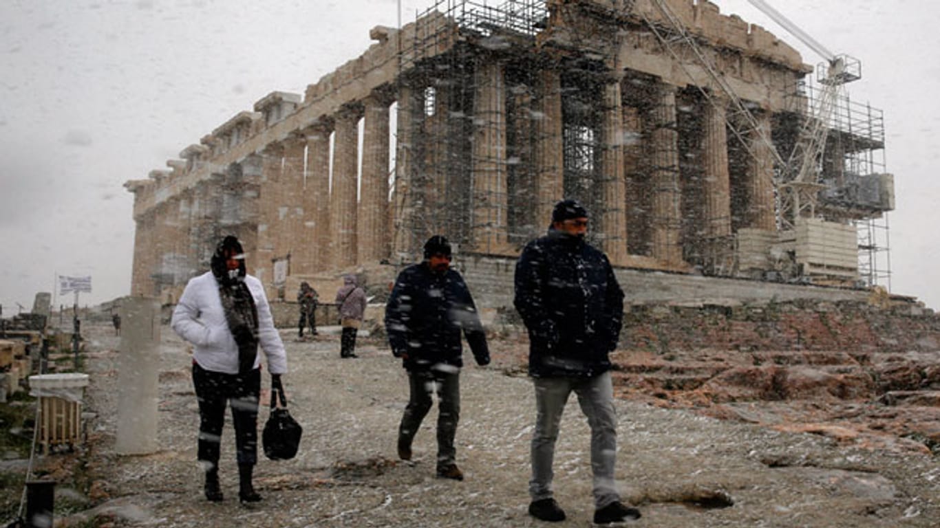Auch wenn es in diesem Winter nur selten Schnee in Athen gab, können viele Griechen die Heizkosten nicht zahlen