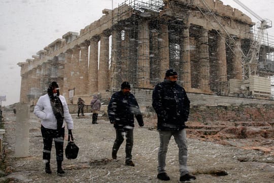 Auch wenn es in diesem Winter nur selten Schnee in Athen gab, können viele Griechen die Heizkosten nicht zahlen