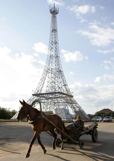 Selbst in der russischen Provinz gibt es einen 50 Meter hohen Eiffelturm. Dieser steht beim Dorf Parizh und dient als Handymast.