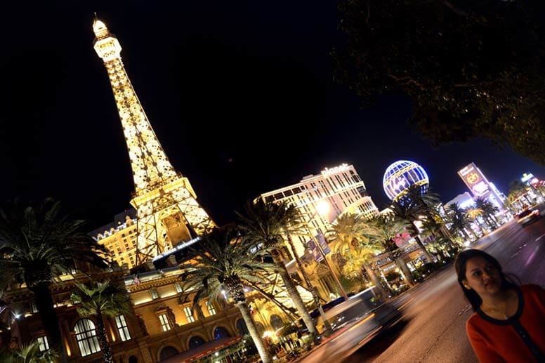 Der Eiffelturm des Paris Las Vegas Hotel ist ein Hingucker am reichen Las Vegas Strip.