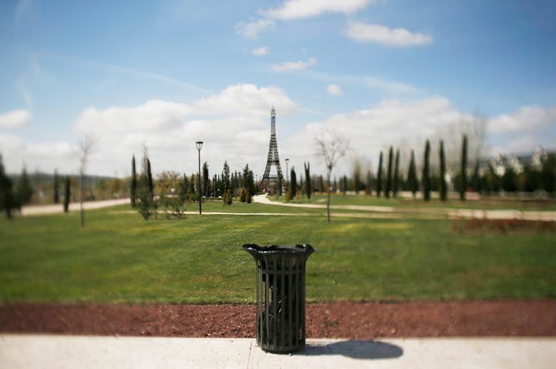 Auch Freizeitparks haben zuweilen eine Vorliebe für den französischen Flair einer Eiffelturm-Kopie. So findet sich in der spanischen Version des Europa-Parks in Torrejon vor Madrid ein Duplikat.