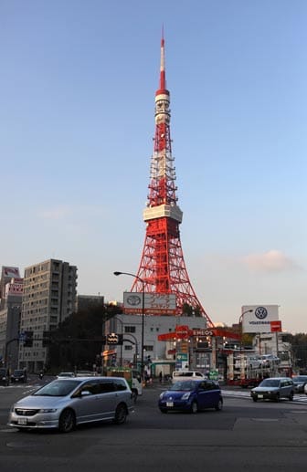 Der Tokyo Tower ist vom Eiffelturm eher inspiriert als ein exaktes Duplikat. Dafür ist er etwa neun Meter höher als das Pariser Wahrzeichen.