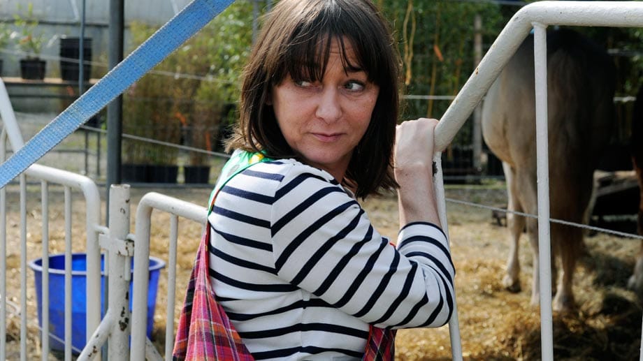 Felis Mutter Elisabeth Winkler (Steffi Kühnert), Lousiana genannt, hält als Patriarchin des Familienzirkus Burani den Betrieb zusammen. Felis Mutter Elisabeth Winkler (Steffi Kühnert), Lousiana genannt, hält als Patriarchin des Familienzirkus Burani den Betrieb zusammen.