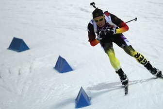 Erik Lesser beim 20 Kilometer Biathlon-Rennen der Herren.