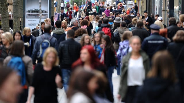 Die Deutschen sprechen sich - wenn auch nur mit geringer Mehrheit - laut einer Umfrage für eine Begrenzung der Zuwanderung aus