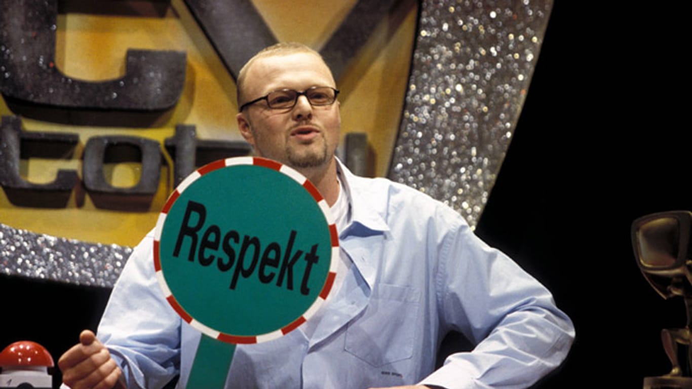 Stefan Raab und die "Respekt"-Kelle im Jahr 2000.