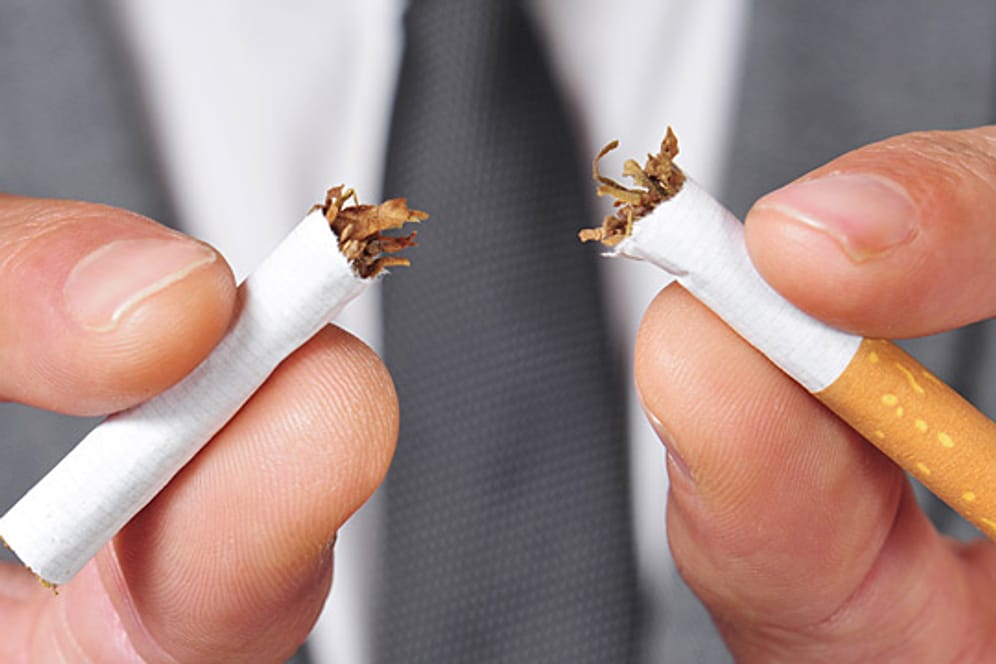 Eine Studie zeigt: Wer mit dem Rauchen aufhört, lebt glücklicher.