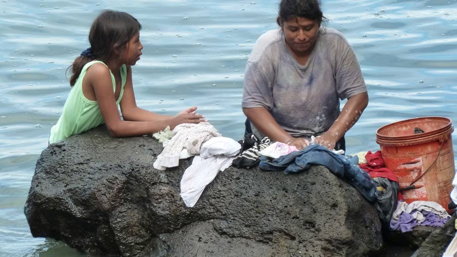Wie vor Jahrhunderten schon das Volk der Chorotega waschen auch heute noch die Frauen nahe des Ortes Altagracia im Nicaragua-See ihre Kleidung.