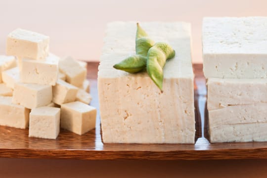 Tofu findet insbesondere als Fleischersatz Verwendung.