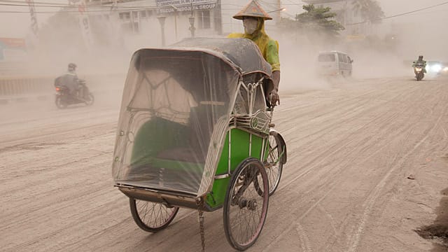 Vulkanausbruch in Indonesien: In den Straßen von Yogyakarta liegt die Asche zentimeterdick auf den Straßen