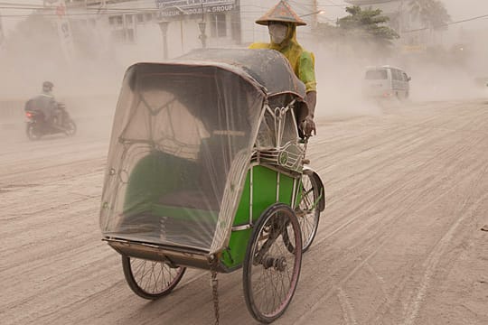 Vulkanausbruch in Indonesien: In den Straßen von Yogyakarta liegt die Asche zentimeterdick auf den Straßen