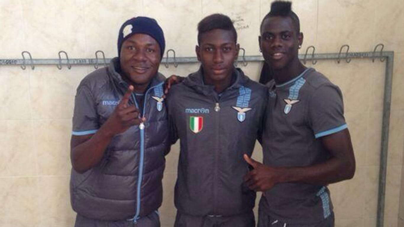 Joseph Minala (links) mit zwei Mannschaftskollegen von Lazio Rom.