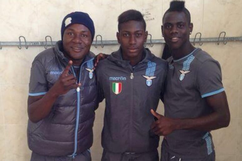 Joseph Minala (links) mit zwei Mannschaftskollegen von Lazio Rom.