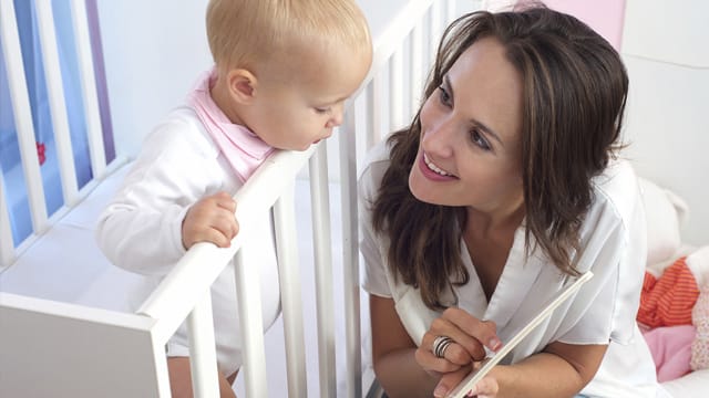 Sprachentwicklung: Je mehr Wörter Babys im Alltag hören, desto besser entwickelt sich später ihre Sprachfähigkeit.