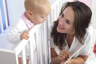 Sprachentwicklung: Je mehr Wörter Babys im Alltag hören, desto besser entwickelt sich später ihre Sprachfähigkeit.