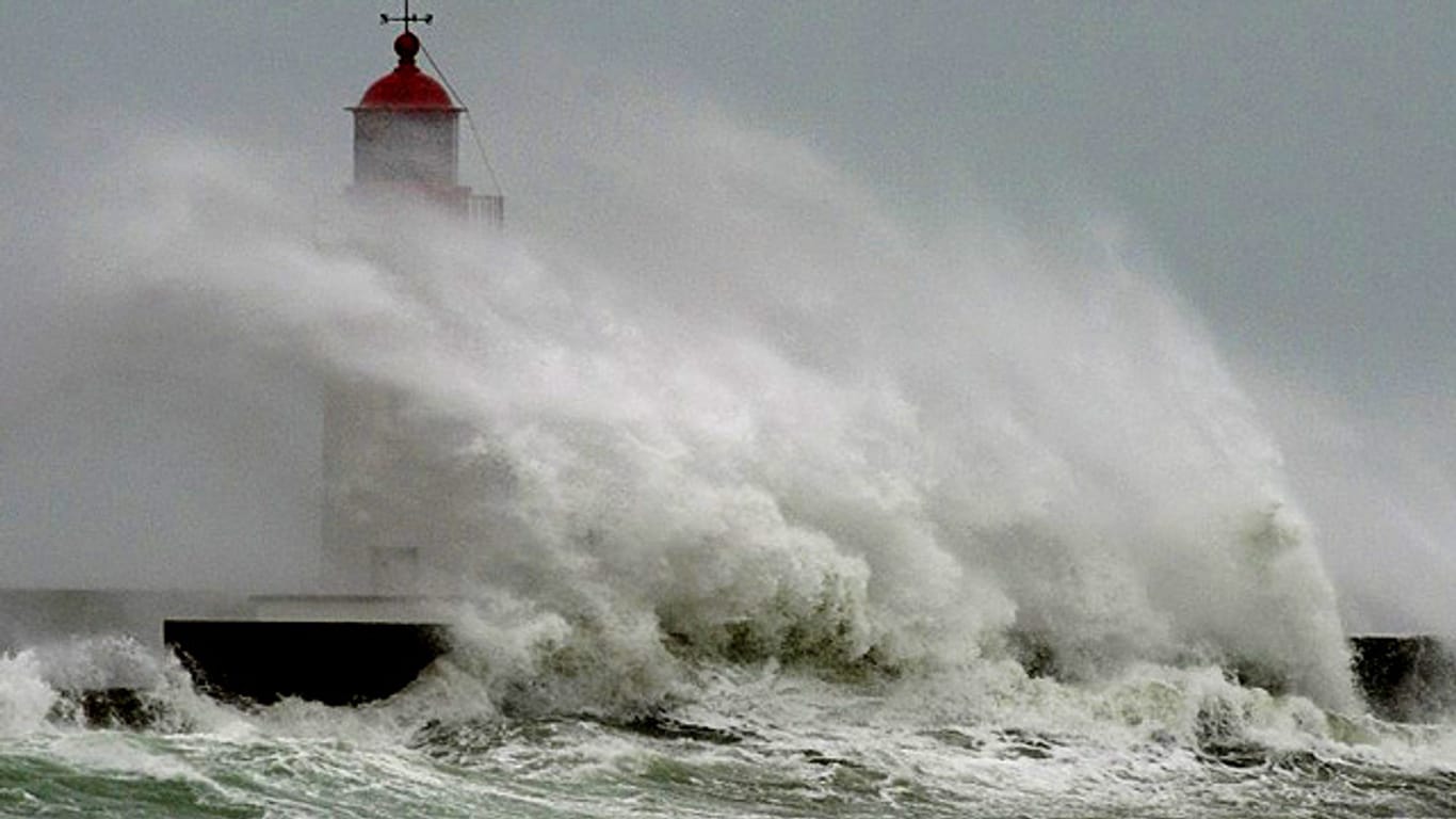 Hohe Wellen krachen im Hafen von Guilvinec an die Bretonische Küste: Die Serie schwerer Stürme über Europa reißt nicht ab