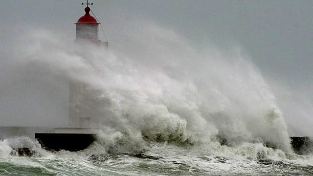 Hohe Wellen krachen im Hafen von Guilvinec an die Bretonische Küste: Die Serie schwerer Stürme über Europa reißt nicht ab Hohe Wellen krachen im Hafen von Guilvinec an die Bretonische Küste: Die Serie schwerer Stürme über Europa reißt nicht ab