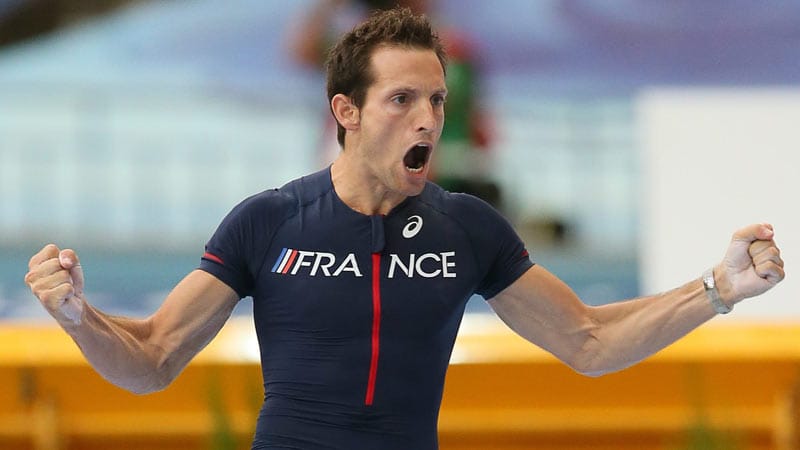 Renaud Lavillenie schlägt den Hallenrekord von Sergej Bubka.