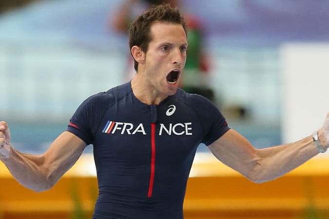 Renaud Lavillenie schlägt den Hallenrekord von Sergej Bubka.