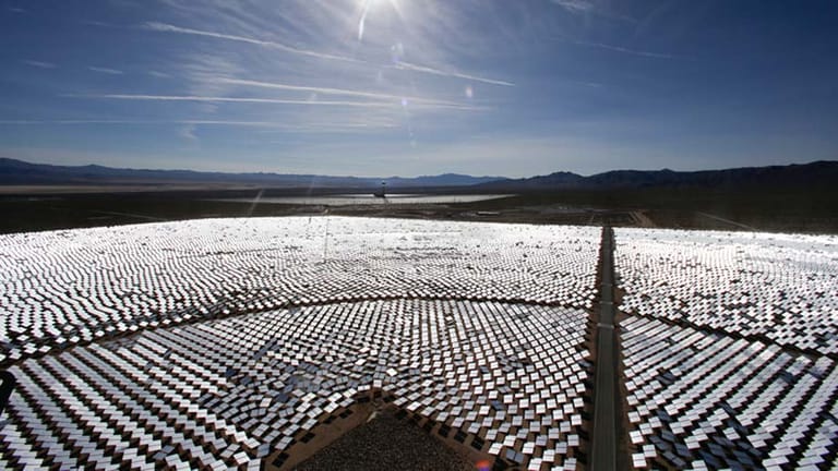 Die 300.000 Spiegel des Solarkraftwerks Ivanpah südwestlich von Las Vegas bündeln das Sonnenlicht