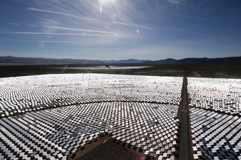 Die 300.000 Spiegel des Solarkraftwerks Ivanpah südwestlich von Las Vegas bündeln das Sonnenlicht