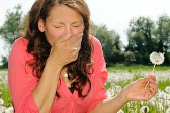 Bei starkem Pollenflug sollten Sie blühende Felder vermeiden.